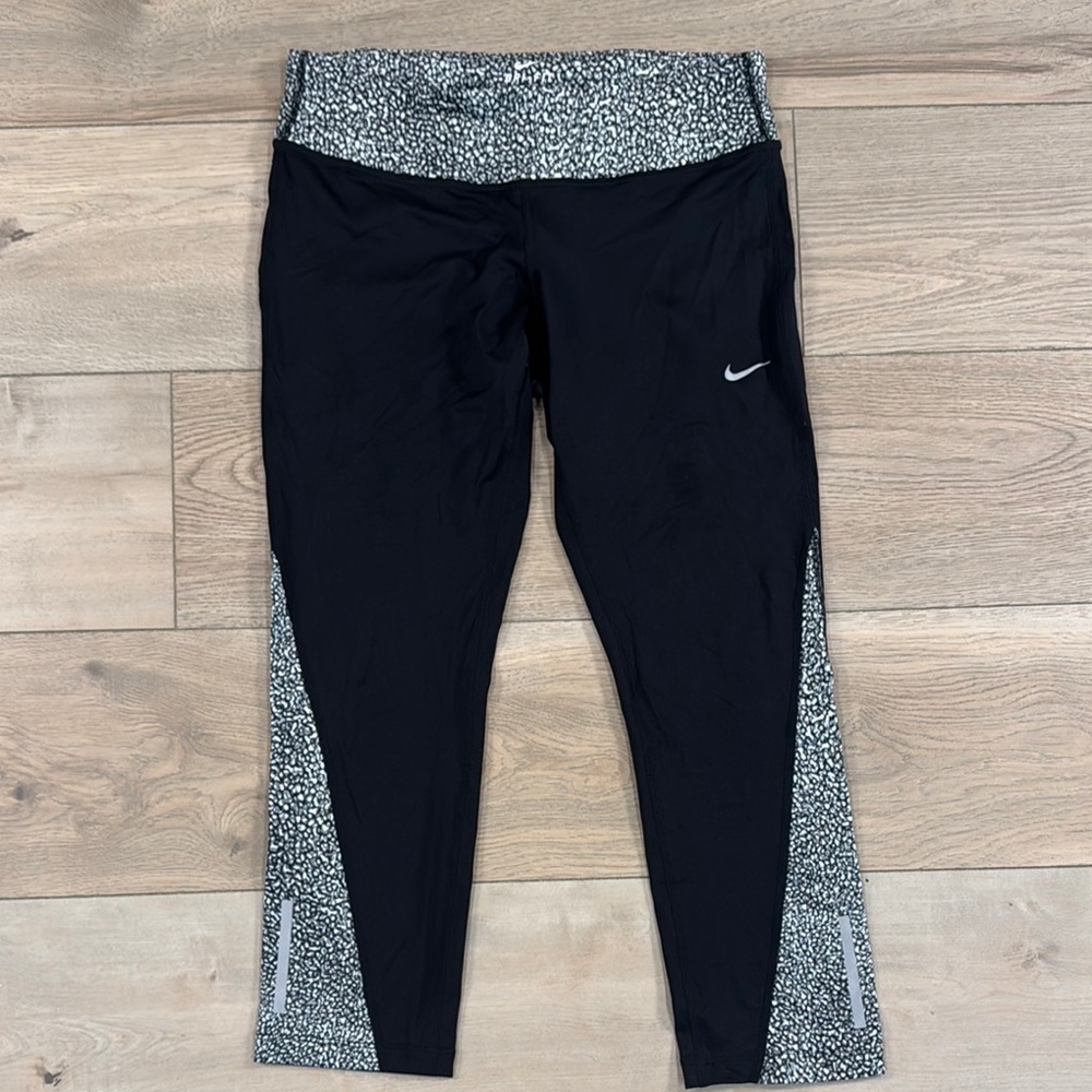 Nike Women’s Black and Gray Printed Crop Leggings